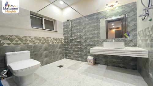 Apartamento Multazam Heights, Dha Phase 8