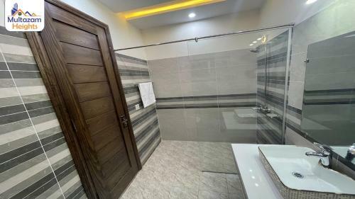 Apartamento Multazam Heights, Dha Phase 8