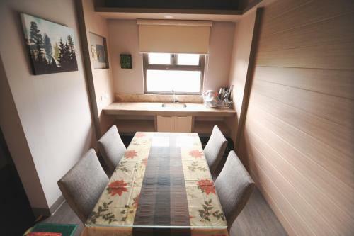 Hotel Pine Breeze Cottages