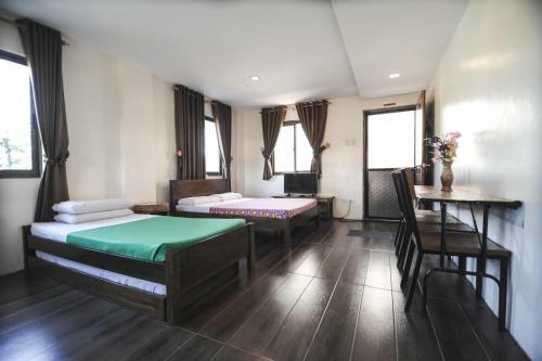 Hotel Pine Breeze Cottages