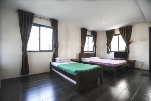 Hotel Pine Breeze Cottages