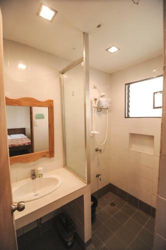 Hotel Pine Breeze Cottages