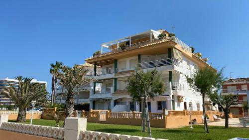 Fantastic First Beach Line 3-bed Apartment