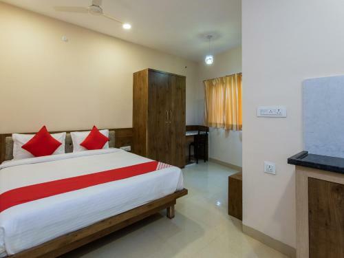 Oyo 82152 Hotel Golden Peak