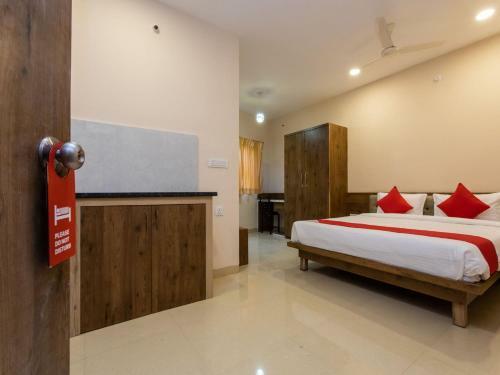 Oyo 82152 Hotel Golden Peak