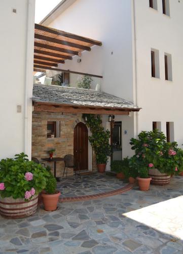 Hostal Guesthouse Rousis