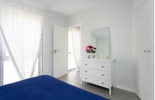 Sea View Apartment In El M�dano With Private Parking Space