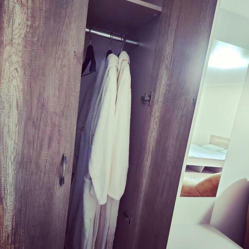 Hotel ???-??