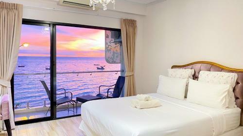 Hostal Sea Sand Trees
