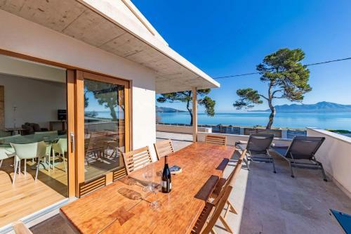 Seafront Villa Mar I Pins