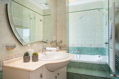 New! Stunning Villa With Sea View, Pool, Sauna And Jacuzzi