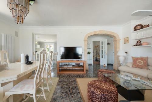 New! Stunning Villa With Sea View, Pool, Sauna And Jacuzzi