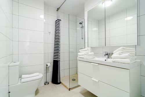 Cp - Modern Beachside Apartment In Estepona