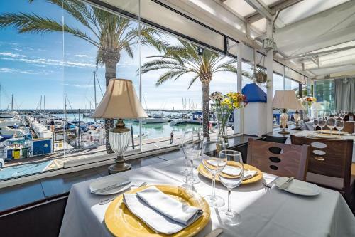 Cp - Modern Beachside Apartment In Estepona