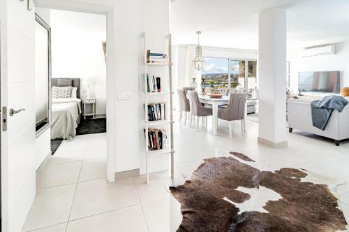 Cp - Modern Beachside Apartment In Estepona