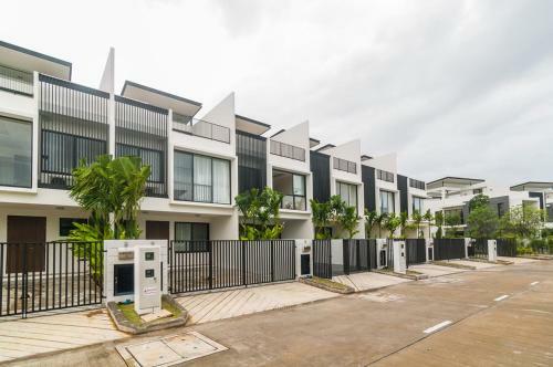 Villa 3bdr Townhouse 800m From Bangtao Beach