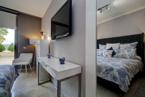 Acosta- Incredible Designer's Terraced Flat