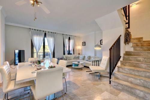 Spacious Penthouse Stunning Views