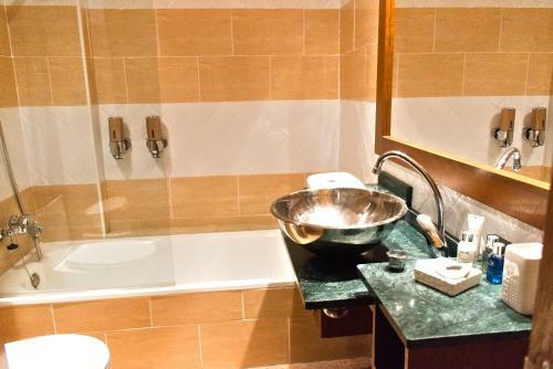 4 Bed Ground Floor Apartment With Rooftop Pool