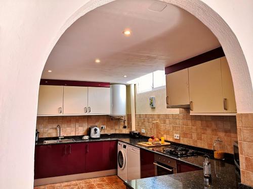 Villa With Serene Mountain Views. Spacious Garden With 10x5m Pool.