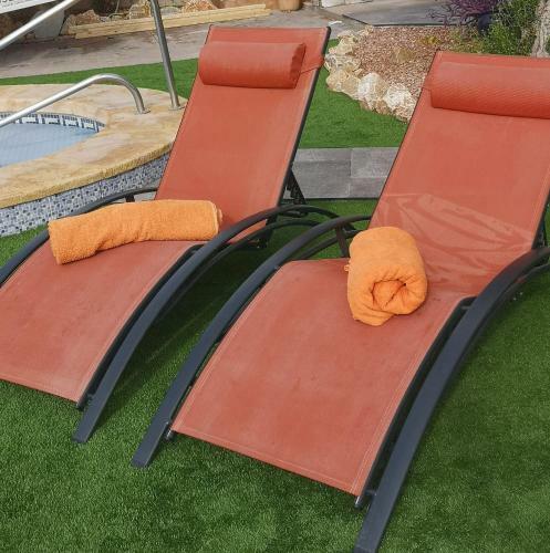 Villa With Serene Mountain Views. Spacious Garden With 10x5m Pool.