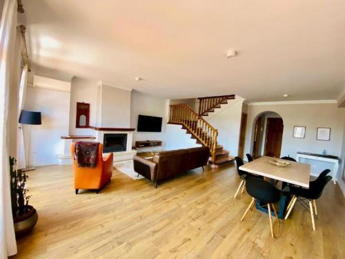 Casa Con Incre�bles Vistas A Las Monta�as Y Al Mar