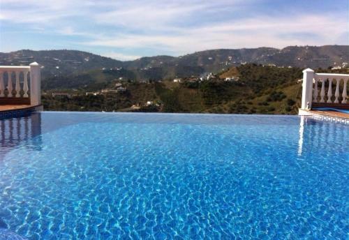 Villa With Infinity Pool Hot Tub
