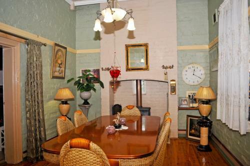 Must Love Dogs B&B & Self Contained Cottage