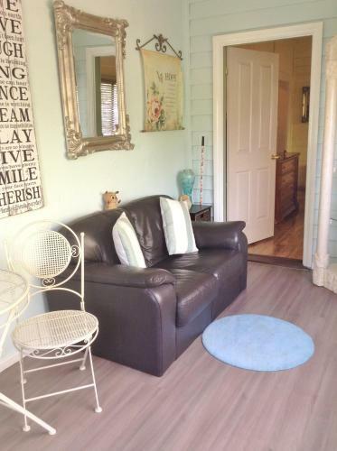 Must Love Dogs B&B & Self Contained Cottage