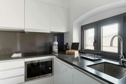 Revitalized Downtown Apartment In Historical Building
