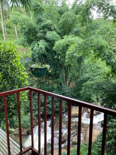 Hostal Rock Side River View