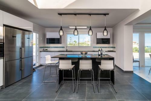 Top Renovated Villa With Sea-view And Heated Pool