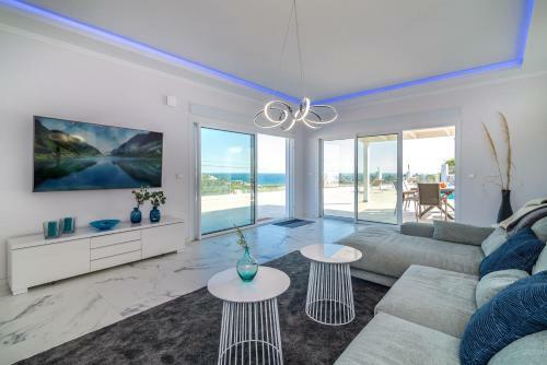 Top Renovated Villa With Sea-view And Heated Pool