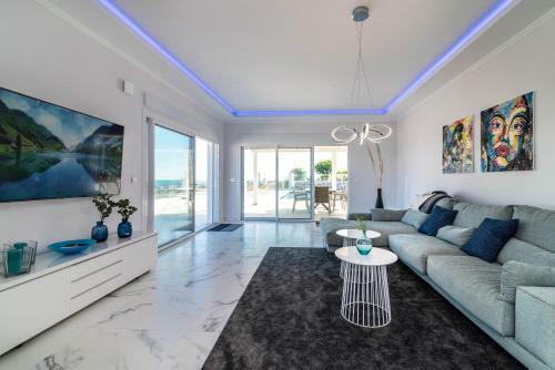 Top Renovated Villa With Sea-view And Heated Pool