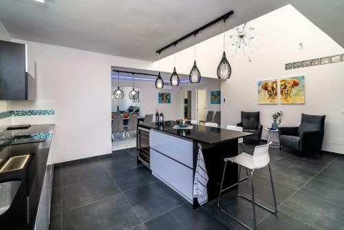 Top Renovated Villa With Sea-view And Heated Pool