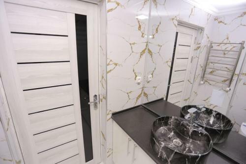 Luxury 2 Bedrooms Apartment Walking Distance From Gur-emir