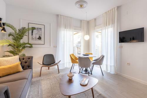 Central Stylish And Elegant 1 & 2 Br Apartments I