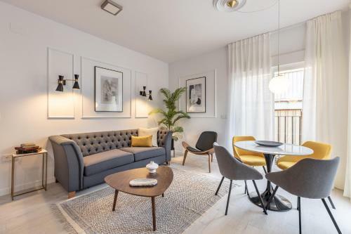 Central Stylish And Elegant 1 & 2 Br Apartments I