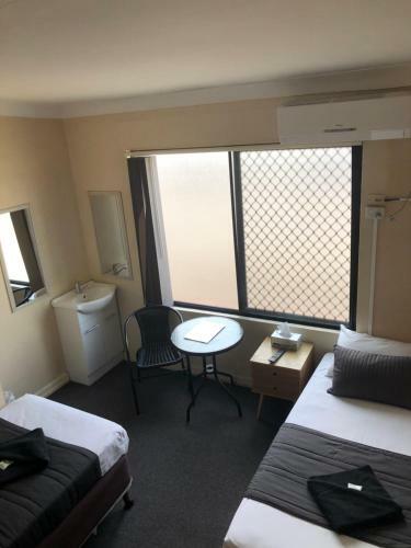 Hostal Kingsford Riverside Inn