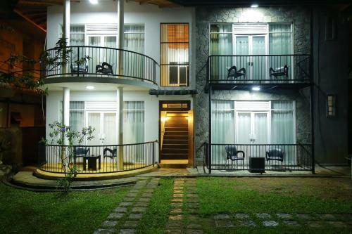 Hotel Ella Moon Rock