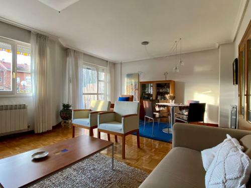 Chalet En Urbanizaci�n Con Piscina