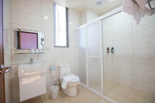 Hotel Golden City Emmy Bath Well 1
