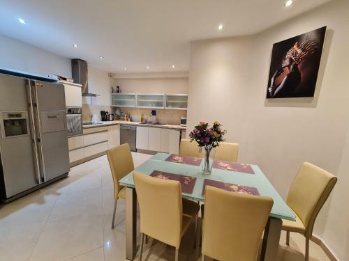 Sweet Apartment With Balcony In Luxury Complex