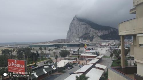 Apartamento Cosy Flat For Comfy Stay - Gib Rock View 3
