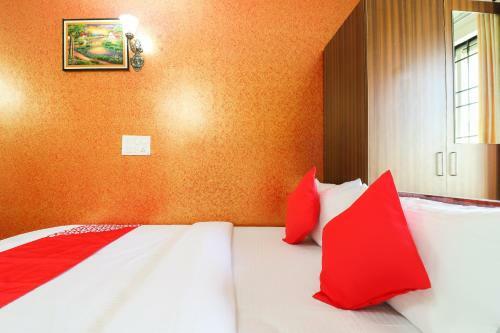 Hotel Vaccinated Staff - Oyo 62768 Gm Royals