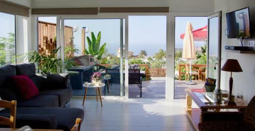 Los Tropicales