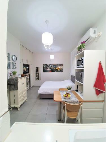 Hostal Studio By The River