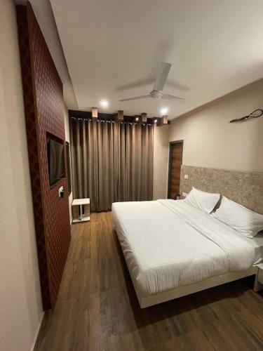 Hotel Wide Road