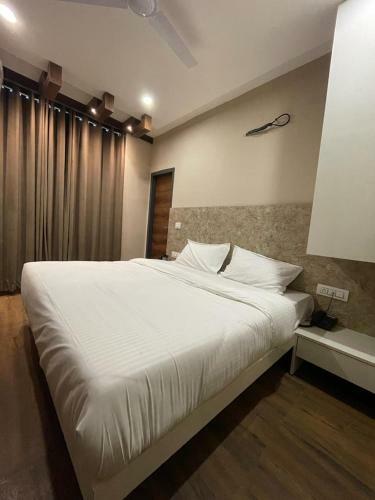 Hotel Wide Road