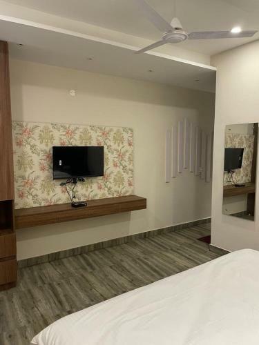 Hotel Wide Road